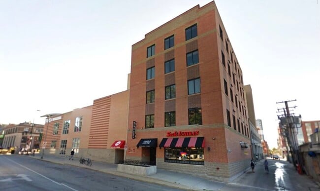 Building Photo - 619 S Wright St