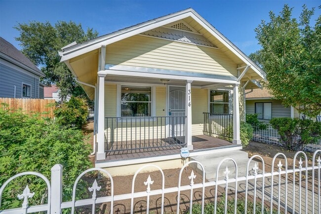 Building Photo - Home and Office potential!