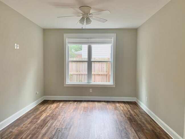 Building Photo - 620 W Markham Ave