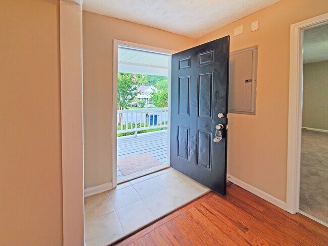 Foto del edificio - Beautifully Updated 4-Bedroom Home Near Mo...