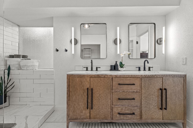 Building Photo - 3001 E Redwood Ln