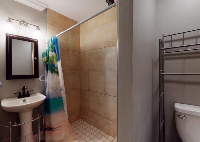 Building Photo - 620 Lovers Lane #3