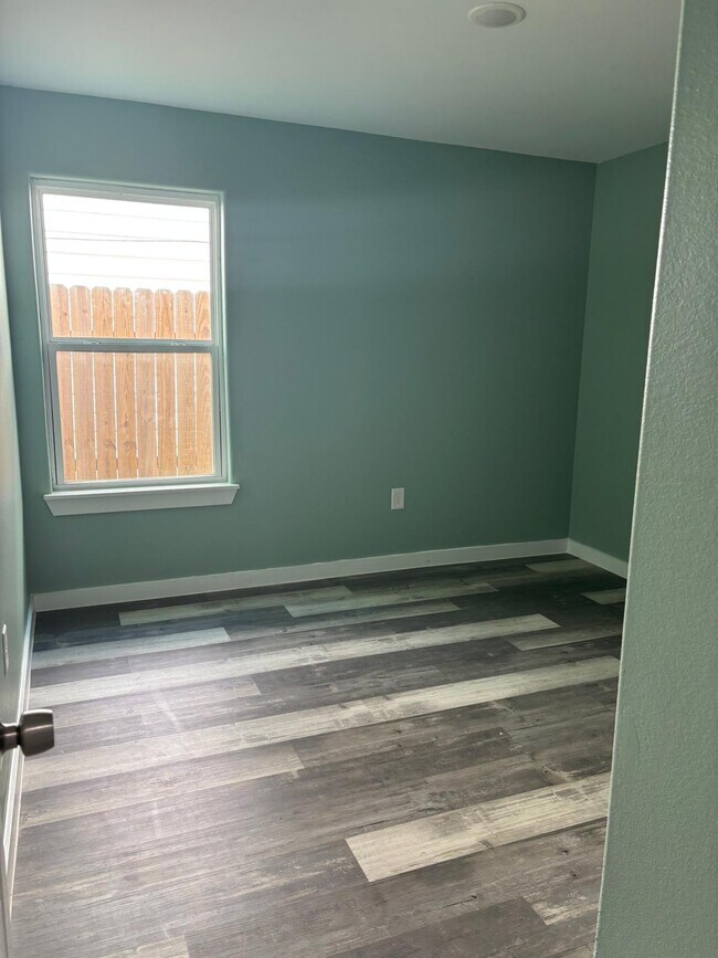 Foto del edificio - 8220 Crestview Dr