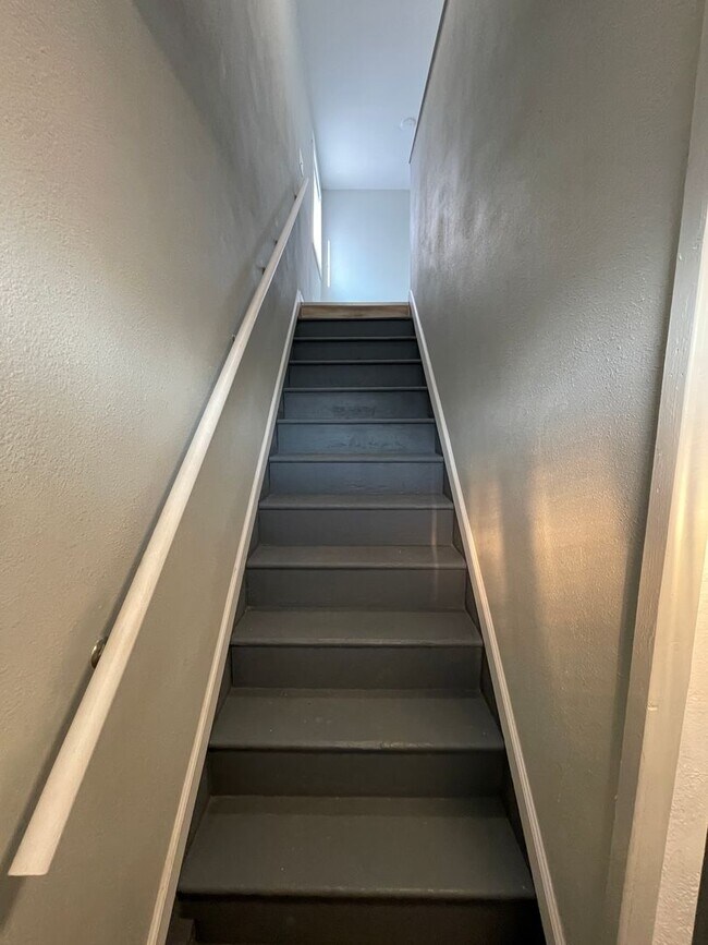 Foto del edificio - FULLY RENOVATED LESS THAN 2 YEARS - 2BED/1BATH WITH BONUS/OFFICE SPACE