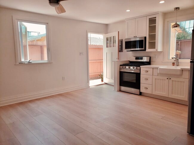 Building Photo - 649 Brooks Ave