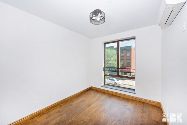Foto del edificio - 599 Myrtle Ave