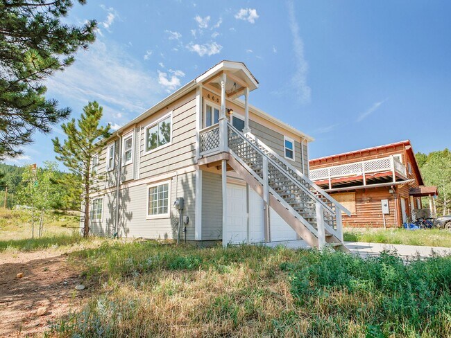 Building Photo - 4 Bedroom, 2 bath home with 2 car garage