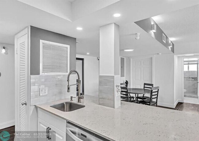 Building Photo - 1060 Crystal Lake Dr