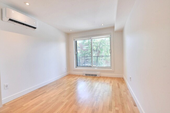 Building Photo - 3195 Av. Van Horne