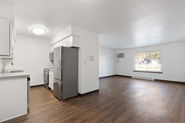 Building Photo - Hillcrest Apartments