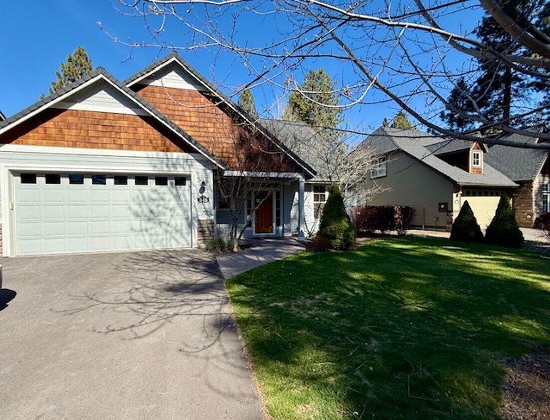 Foto principal - Stunning Home in Sisters w/new Paint and C...