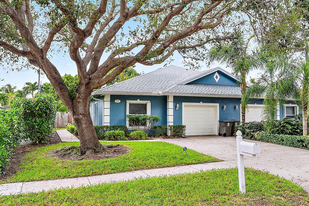 Primary Photo - 2073 Cove Ln