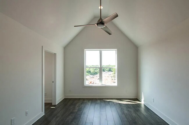 Foto del edificio - Spacious Townhome w/garage