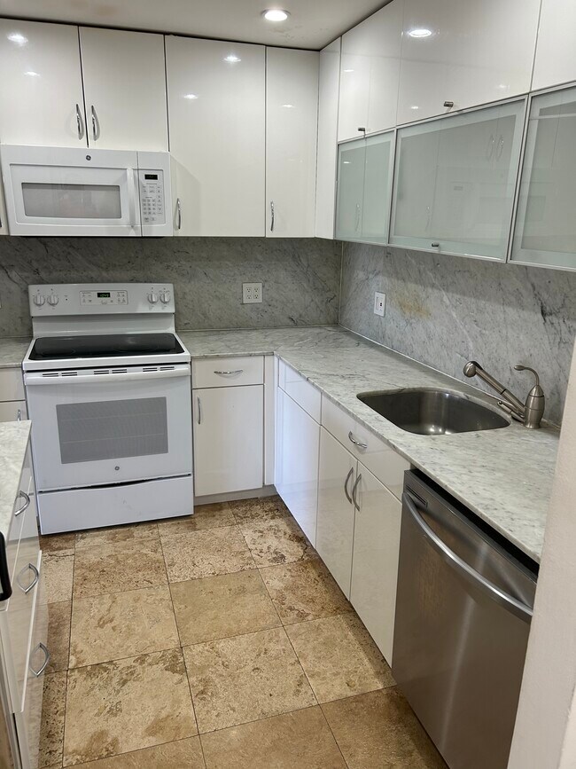 Kitchen - 7757 SW 86th St