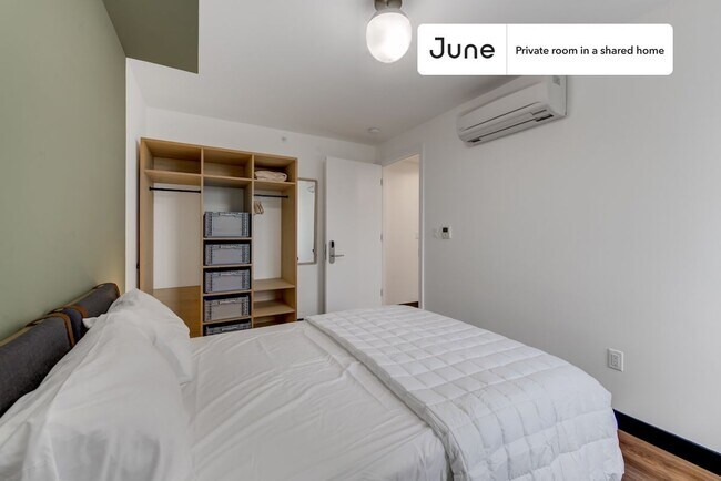 Building Photo - Amazing Private ROOM in Williamsburg