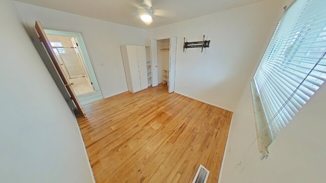 Building Photo - "Charming 3-Bedroom Warren Home with Gleam...