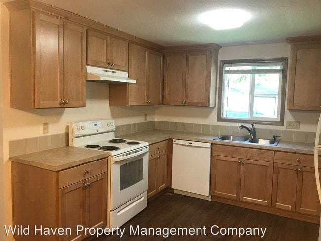 Building Photo - 129 NE Kingwood Dr