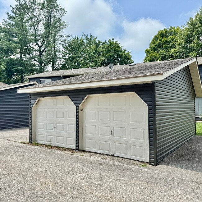 Building Photo - 830 White Oak Dr