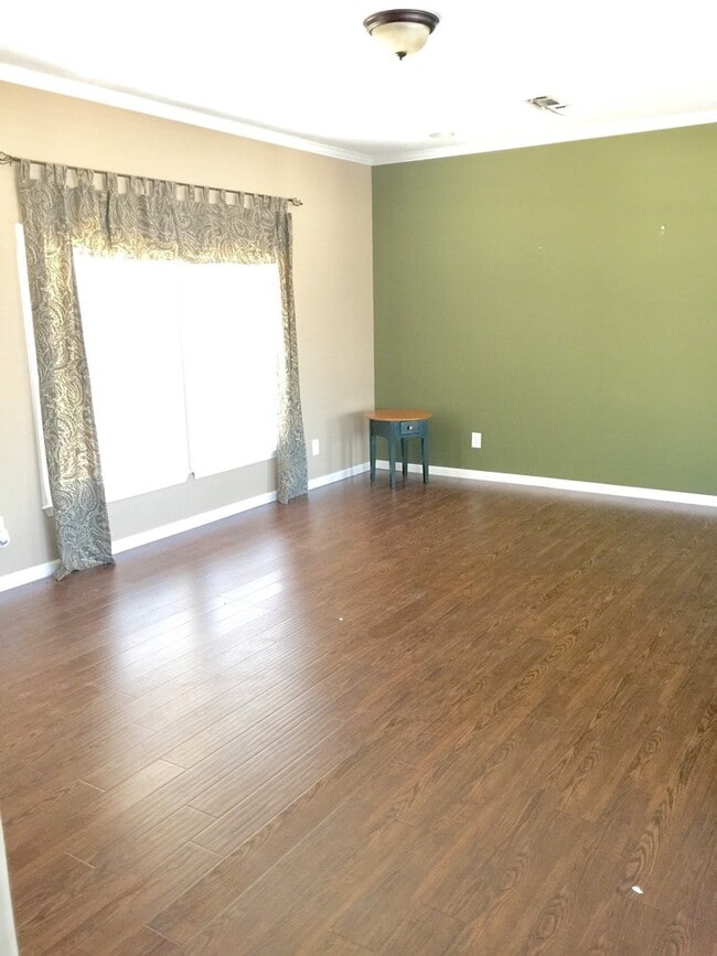 Building Photo - Very Nice Custom-Built Home for Rent in Sy...