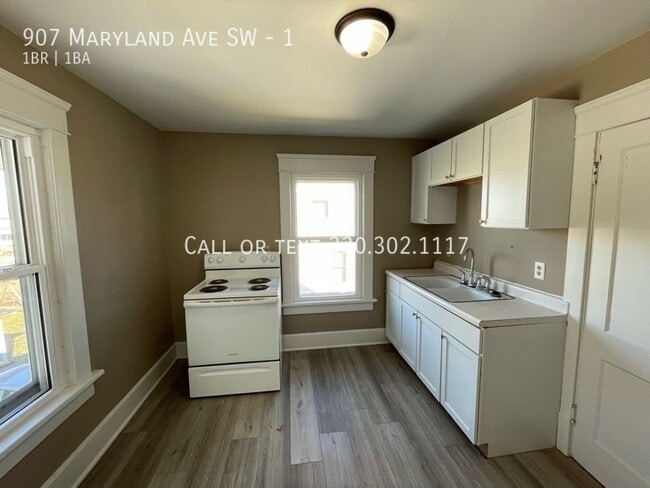 Building Photo - One bedroom one bathroom second level apar...