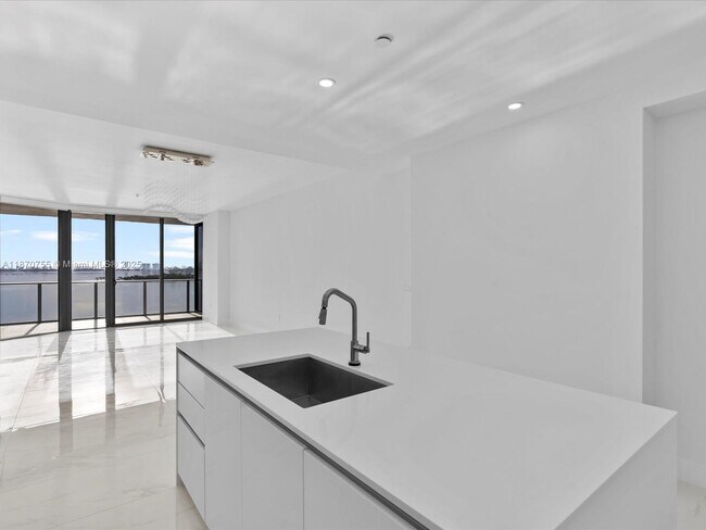 Foto del edificio - 700 NE 24th St