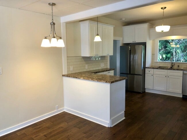 Building Photo - Remodeled 2 Bedroom 1 Bath Home in Downtow...