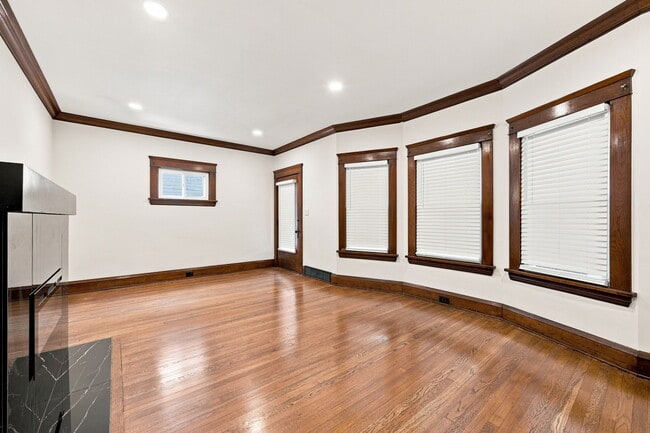 Building Photo - 1320 W 64th St