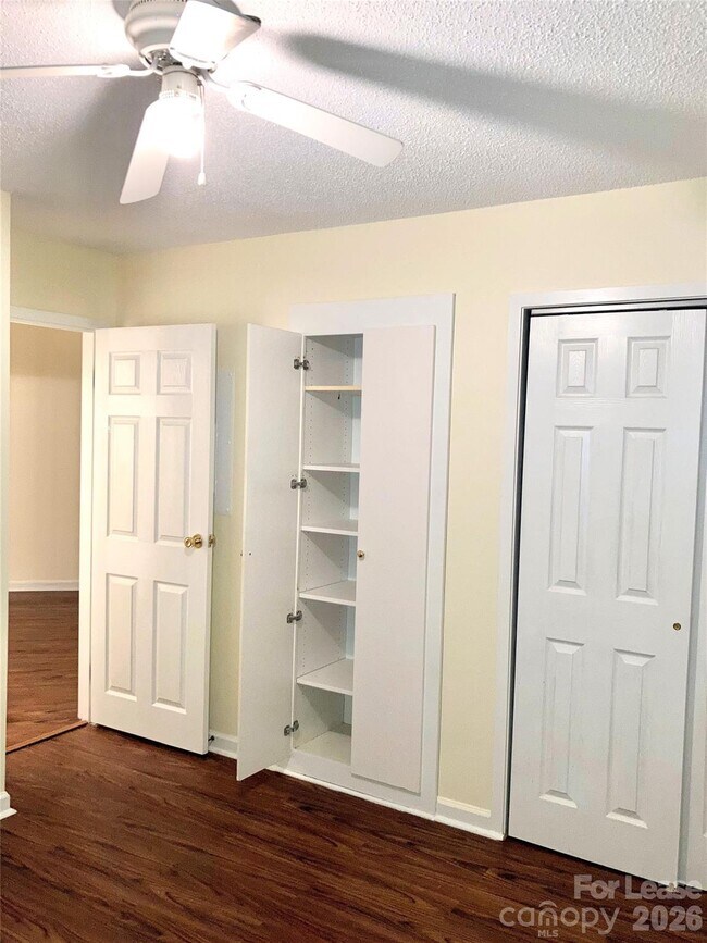 Foto del edificio - 211 Heritage Blvd