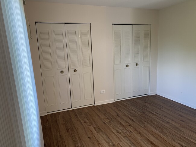 Lots of closet space - 10S511 Echo Ln