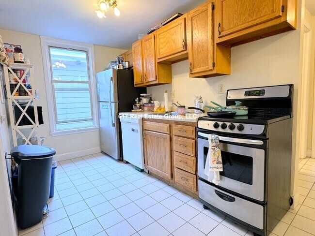 Foto del edificio - Large 4 bed 2 bath in a prime location in Coolidge Corner.