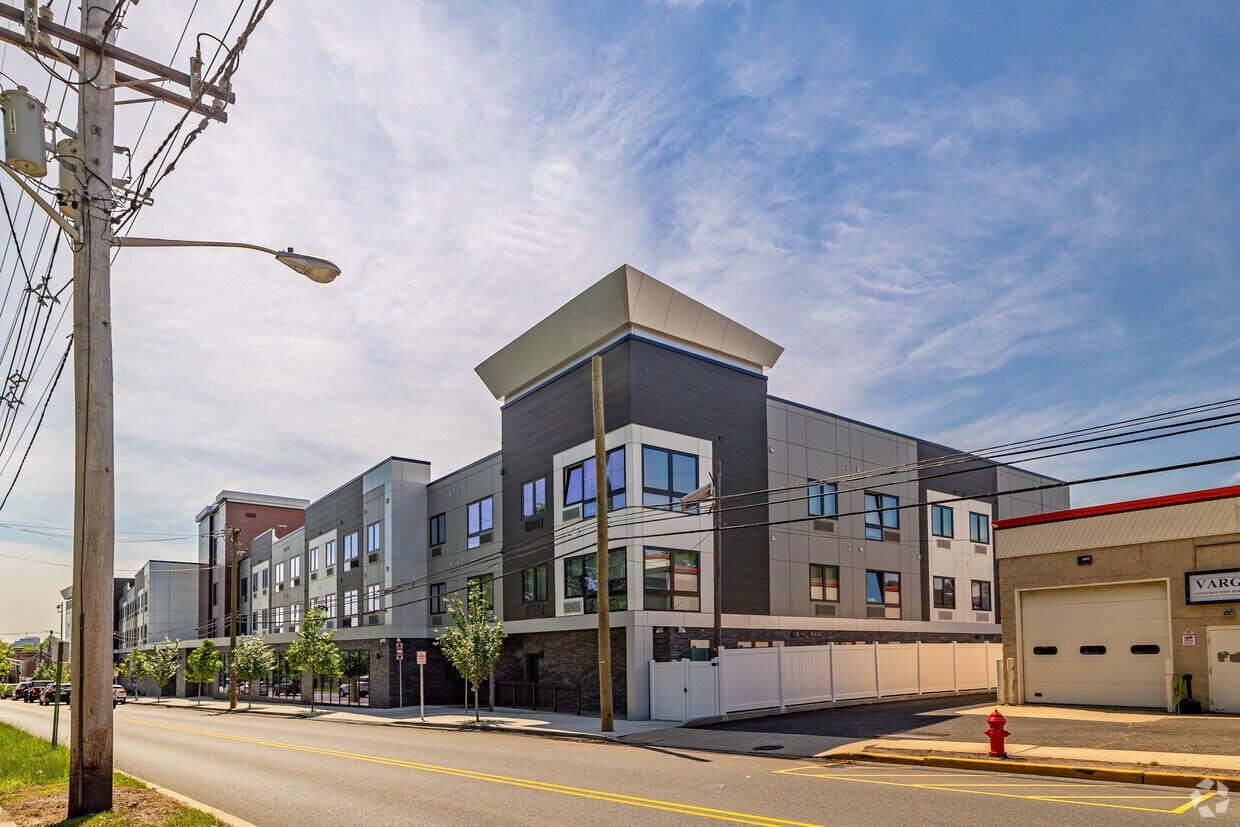 Building Photo - The Helio