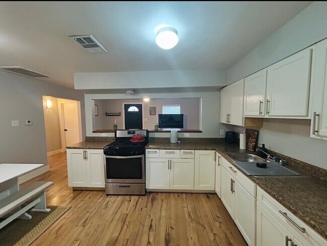 Foto del edificio - 8137 Wetherby Ln