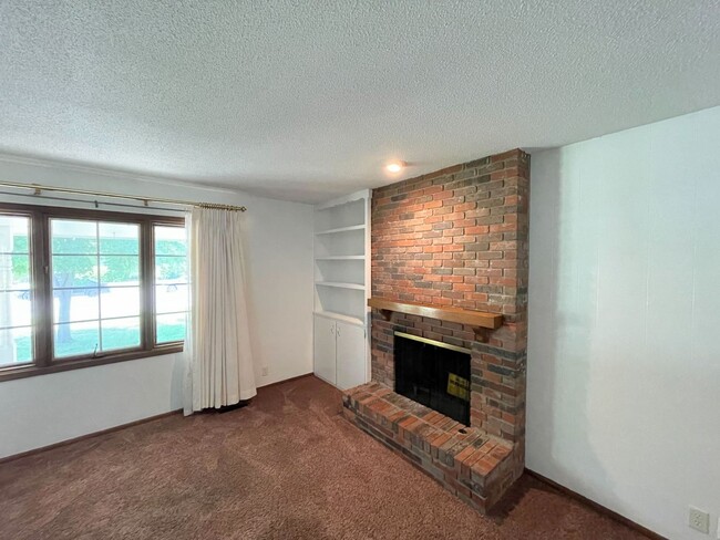 Building Photo - Comfortable 3 Bedroom 2 Bath House in Beautiful Neighborhood