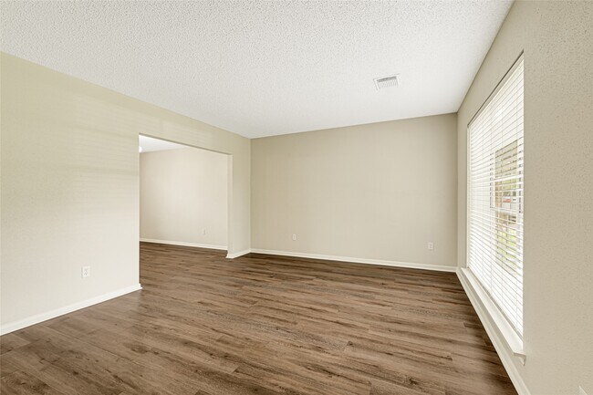 Foto del edificio - 4010 Spring Garden Dr