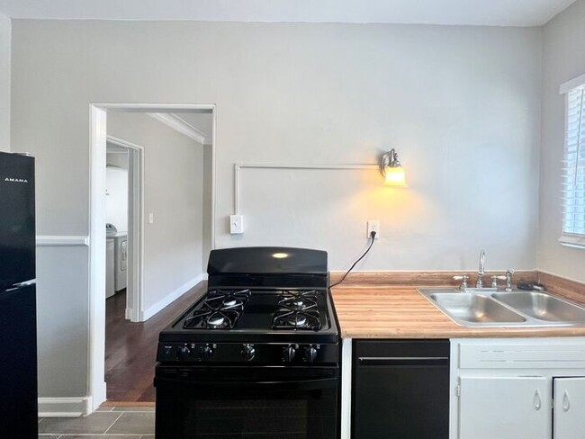 Foto del edificio - Last Minute Move In Special! Spacious 2/2 ...