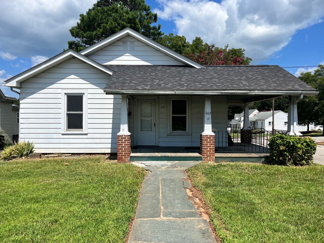 Primary Photo - 2 Bedroom 1 Bath House Available to Rent f...