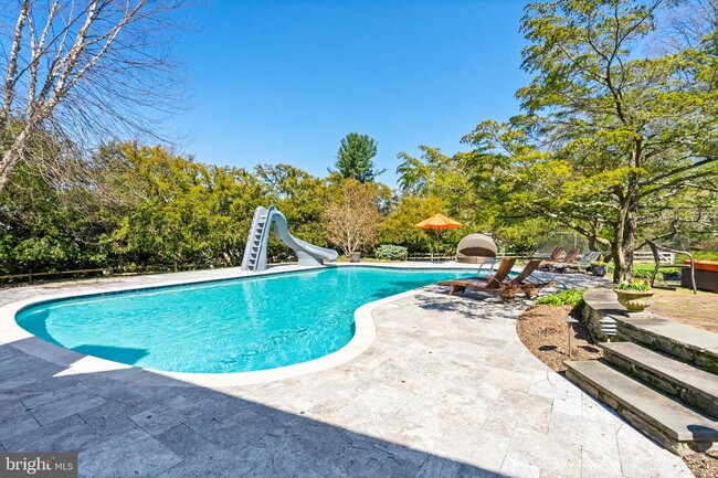 Building Photo - 423 Colebrook Ln