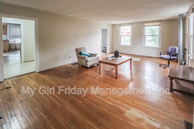 Building Photo - 13 Menno St