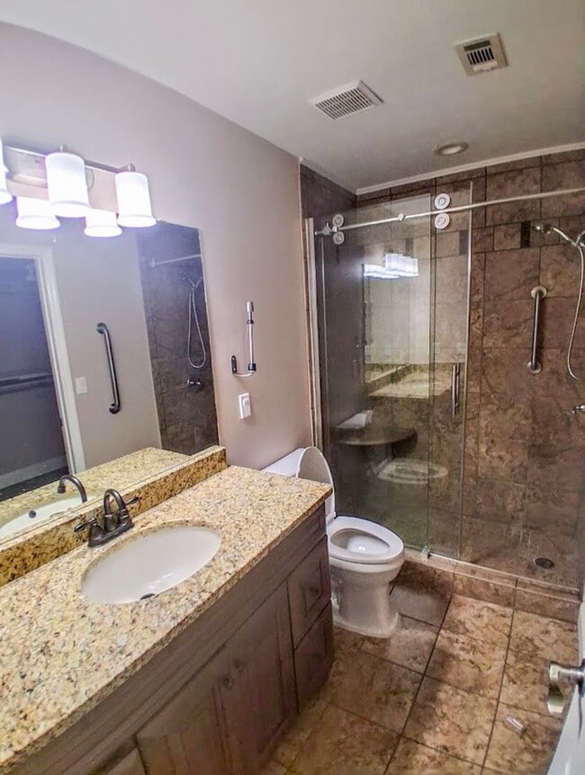 Building Photo - Spacious 3 Bedroom Townhouse for Rent!