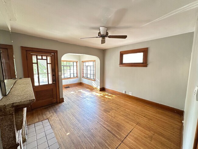 Foto del edificio - S Washington Ave 1041-1043 MLR