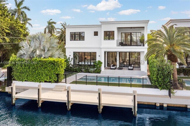 Foto del edificio - 895 NE 76th St