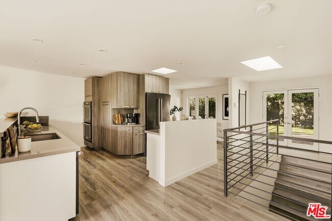 Building Photo - 2753 La Cuesta Dr