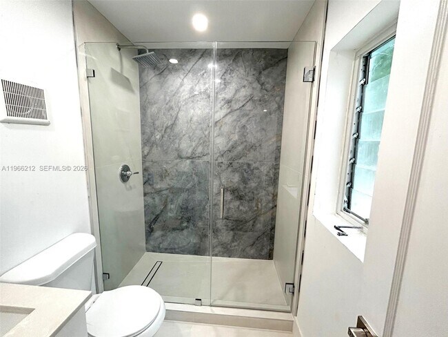 Foto del edificio - 15001 Leisure Dr