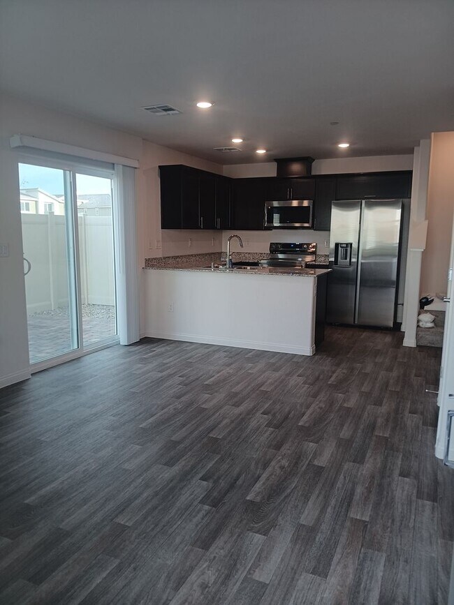 Foto del edificio - NW NEW 2025 TOWNHOME 2/2/1 CAR