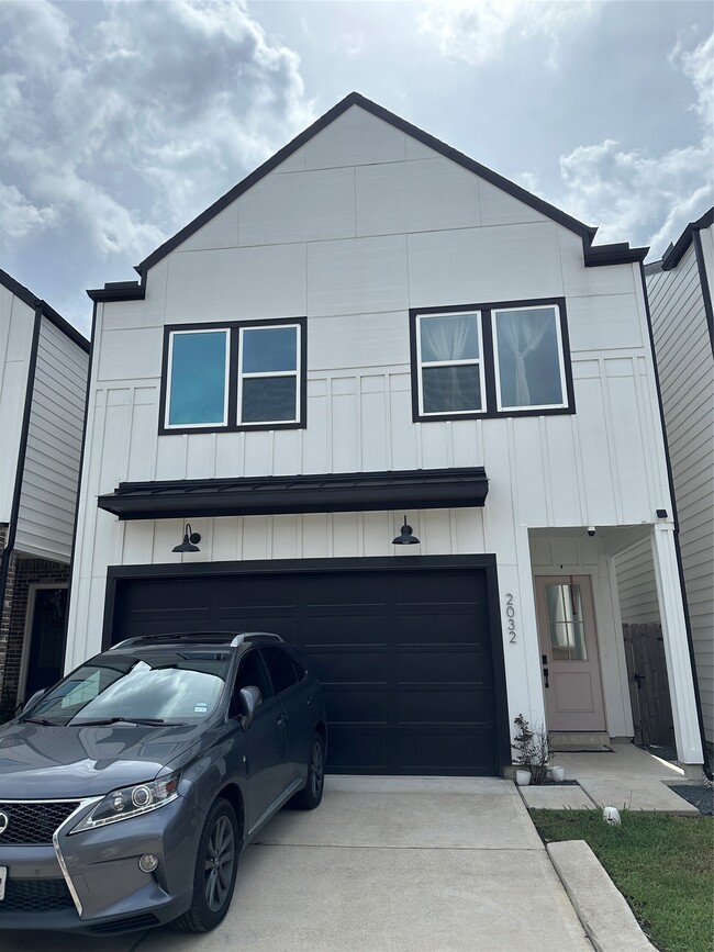 Building Photo - 2032 W Tidwell Rd