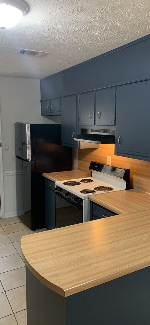 Building Photo - NOW READY! 2 bedroom 2 bath duplex in Lawr...