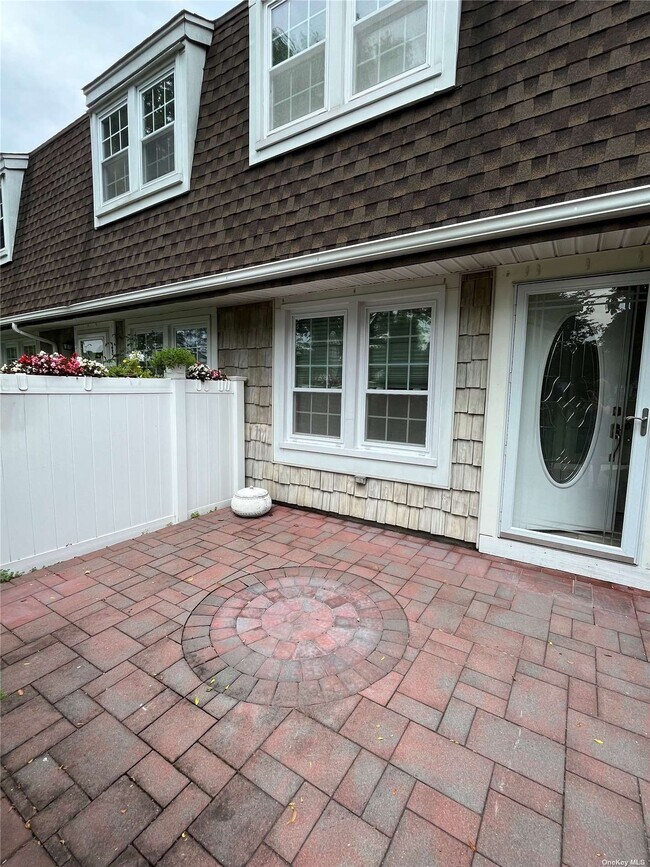 49 Whalers Cove Dr, Babylon, NY 11702 Condo for Rent in Babylon, NY