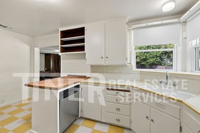 Building Photo - 2511 Cathay Wy