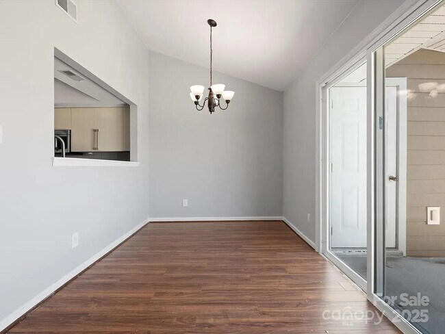 Foto del edificio - Room in Condo on S Vicksburg Park Ct