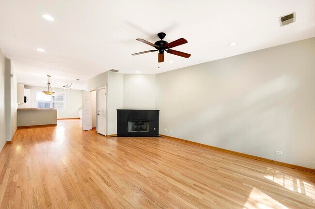 Foto del edificio - SOUTH LOOP - Gorgeous 3BD/2BTH Townhouse in gated community!